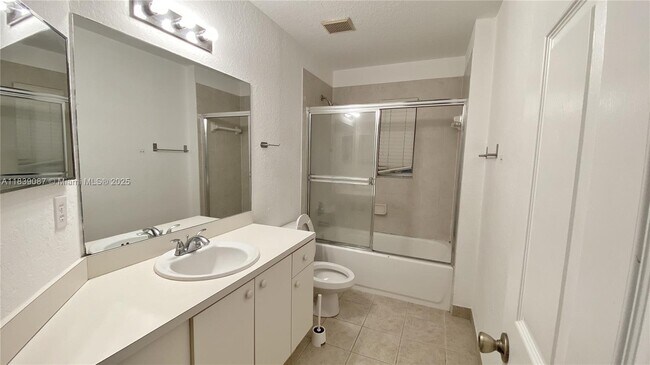 Building Photo - 2941 Riverside Dr