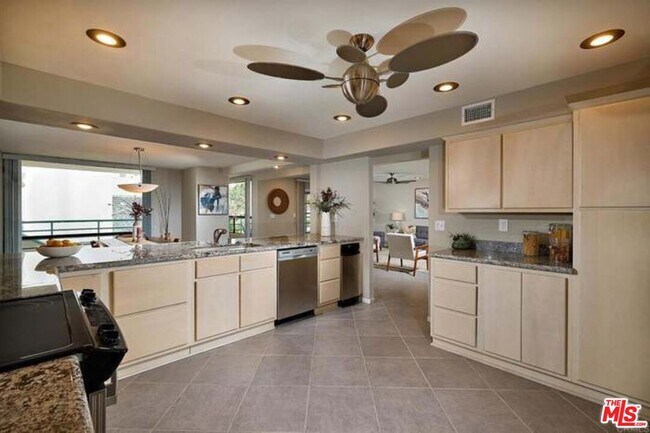 Building Photo - 2552 Navarra Dr