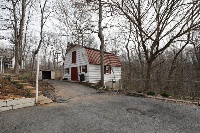 Building Photo - Charming 2-Bedroom Home with Spacious Yard & Sunroom – $1,600/Month