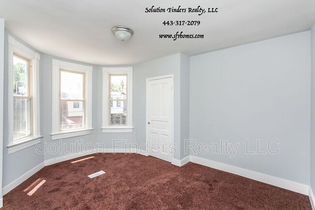 Building Photo - 2740 Parkwood Ave