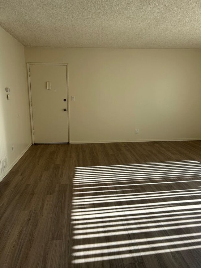 Interior Photo - 221 W Tujunga Ave