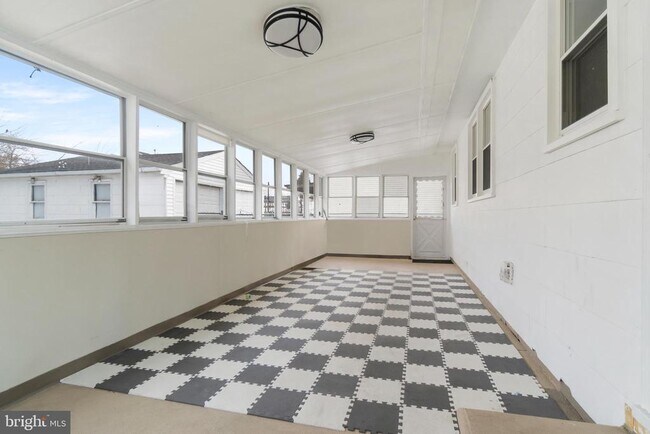 Building Photo - 8 Adams Ave