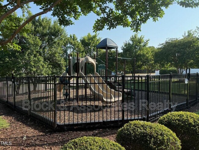 Building Photo - 2016 Weaver Forest Way