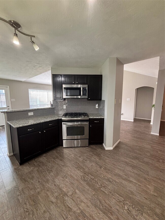 Building Photo - 1702 Oak Ridge Dr
