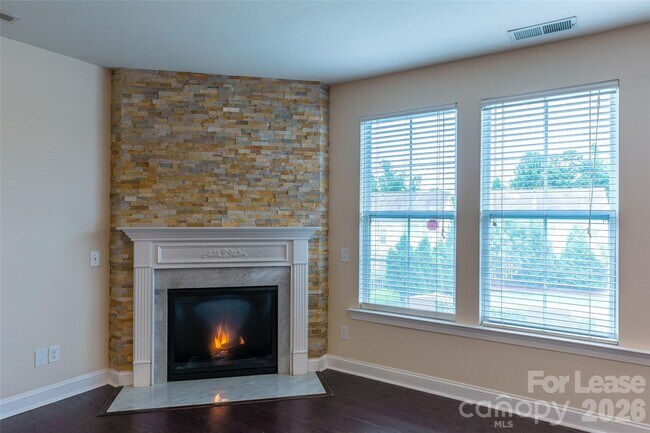 Building Photo - 1310 Middlecrest Dr NW