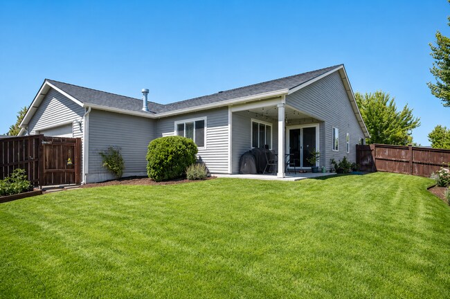 Building Photo - Beautifully Maintained Single Level Home with AC!