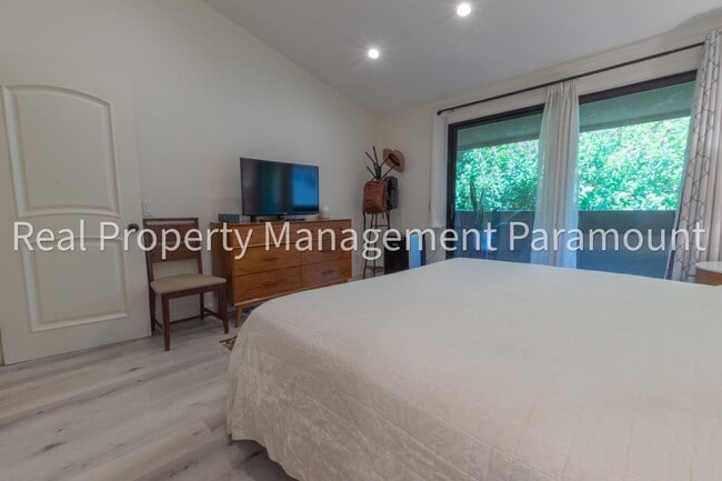 Building Photo - Spectacular 2 Bedroom, 2 Bath Condo with L...