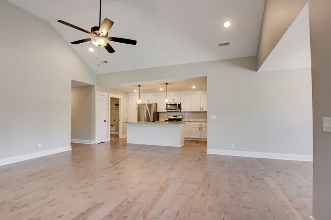 Building Photo - Fresh and Clean 3 bed/2 bath minutes from Exit 8.  Show Stopper!