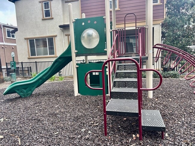 Building Photo - 1965 Oakwood Way