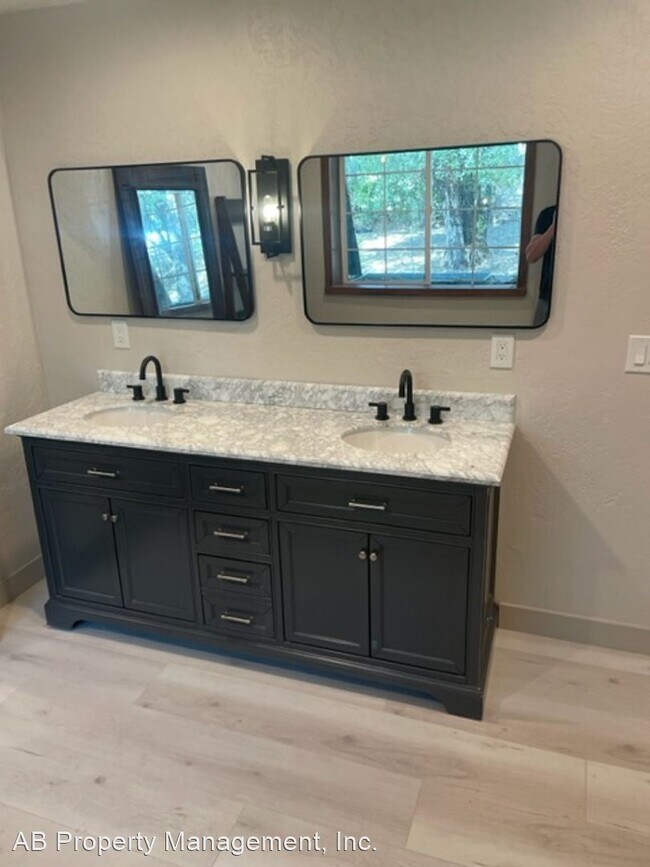 Building Photo - 5 br, 4 bath House - 5650 Hollyberry Lane