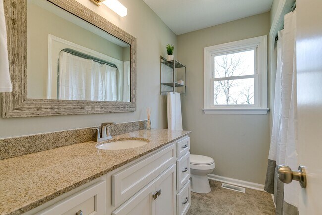 Building Photo - Columbia, TN Two Bedroom Duplex at 1027 Ch...