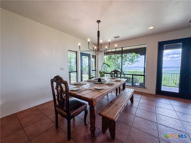 Building Photo - 2000 Village Oak