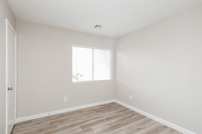 Building Photo - 485 Blue Juniper Ln