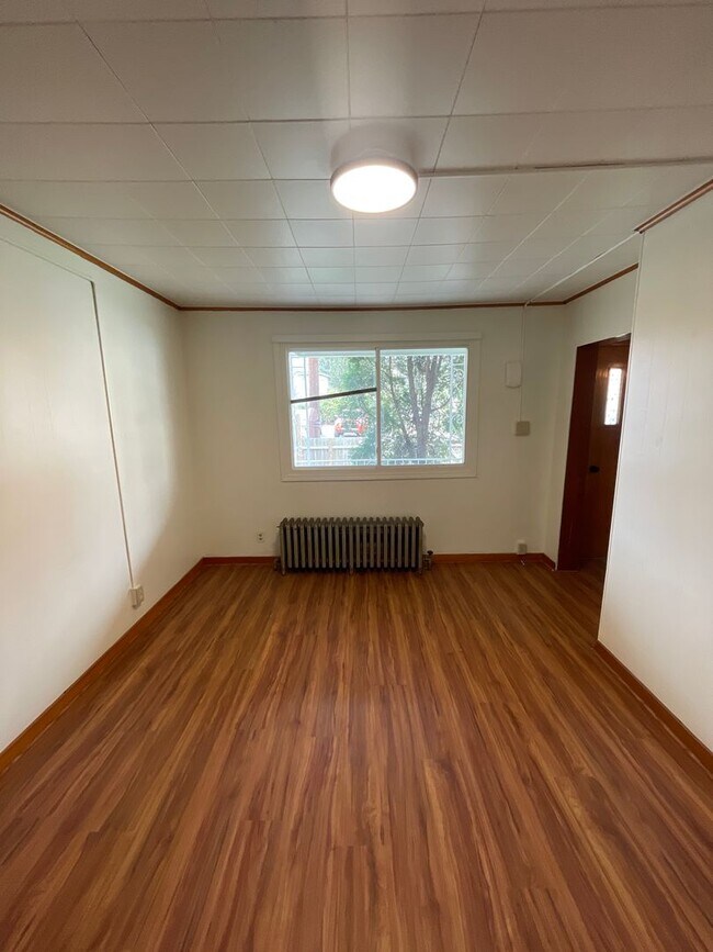 Building Photo - Renovated 3 bed 1 bath with River views fr...
