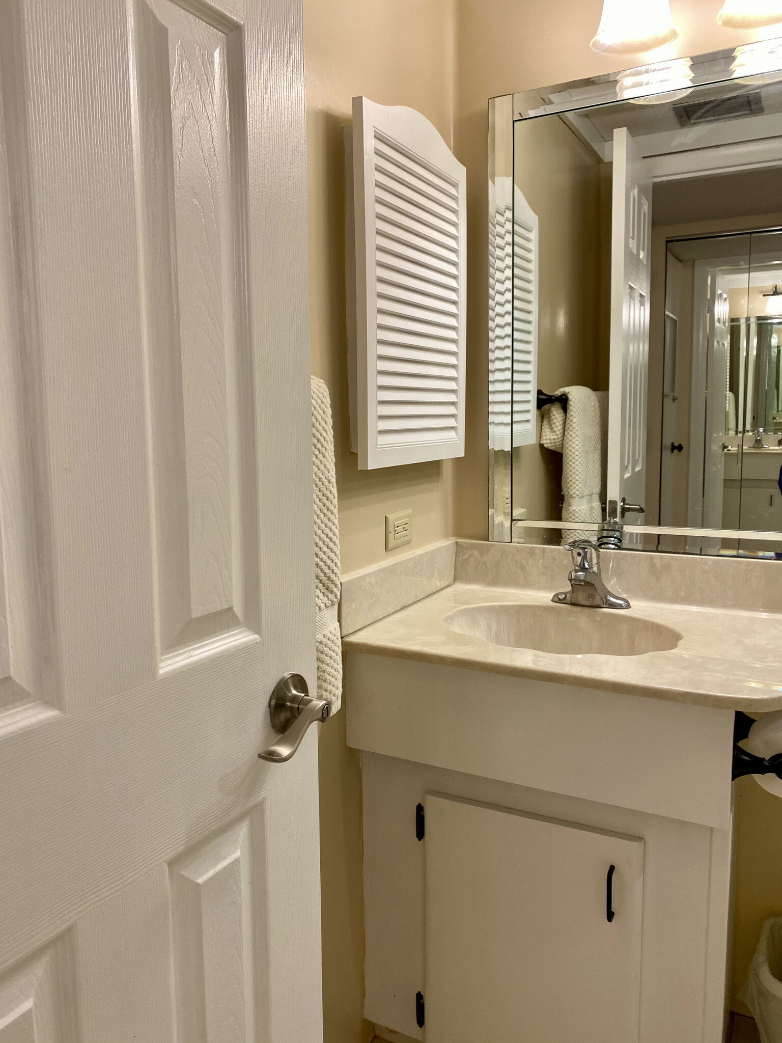 Hall Bathroom - Tub/Shower - 450 S Gulfview Blvd