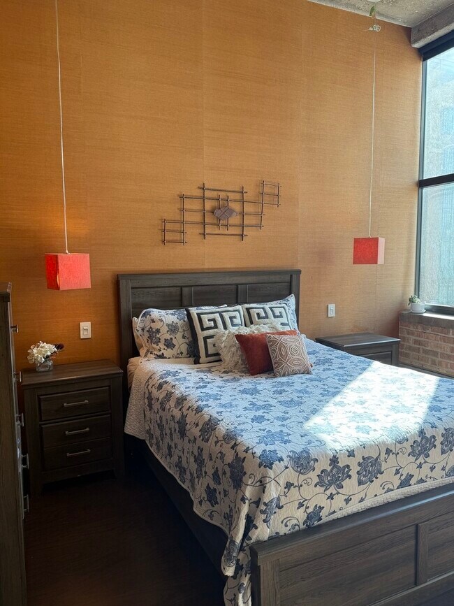 Building Photo - 320 E 21st St