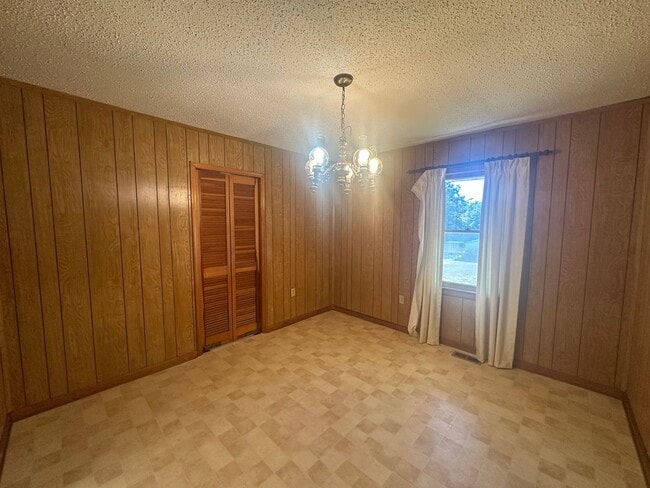 Building Photo - Charming 3-Bedroom, 2-Bath Home in Peacefu...