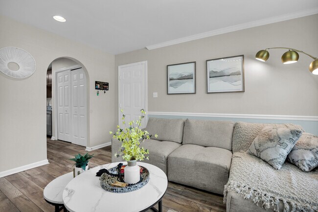 Building Photo - 136 Meadowside Ln