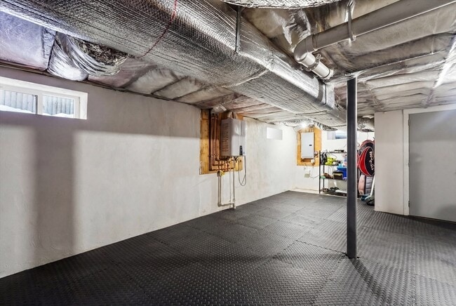 Building Photo - 814 Main St