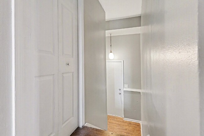 Building Photo - 2 Bedroom Newly Updated Apartment Rental - $1100/Month