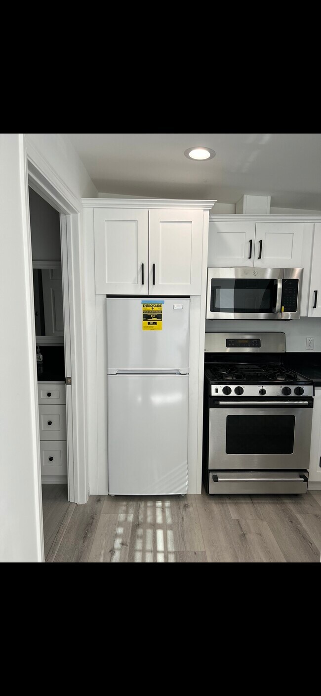 Building Photo - 10348 Petit Ave