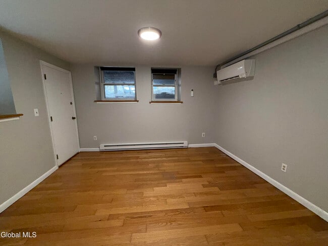 Building Photo - 52 Elm St