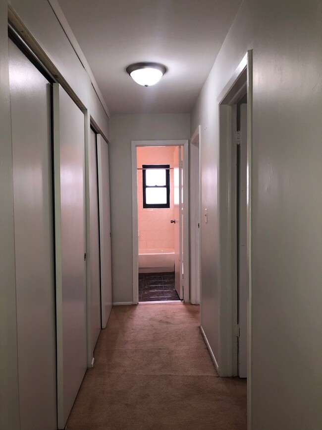 Building Photo - 401 US-22