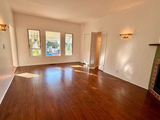 Building Photo - 2166 Beachwood Terrace