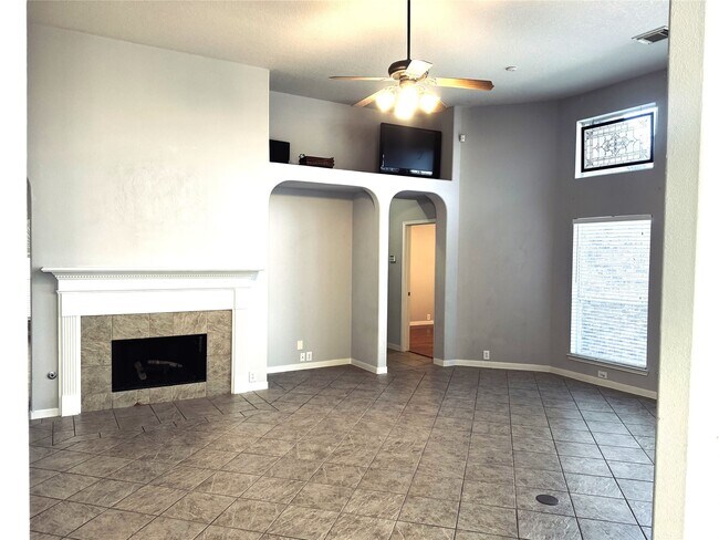 Building Photo - 2910 Sandleigh Dr