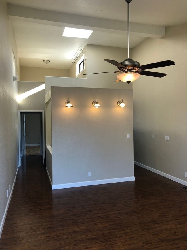 Building Photo - 2Br/2Ba - 1 Car Garage Townhouse in the He...