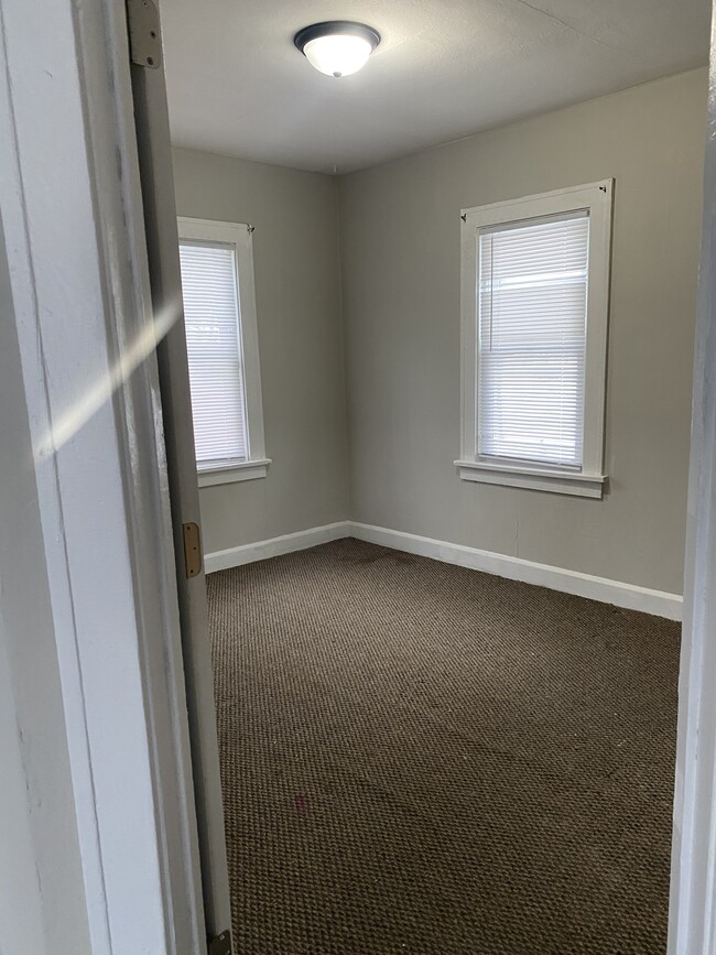 Building Photo - 616 N Greenview Ave