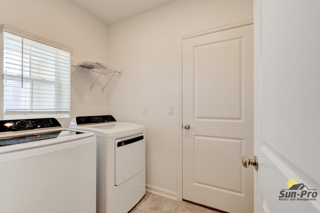 Building Photo - 2123 Green Valley St