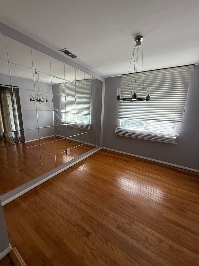 Building Photo - 2 Bedroom, 1.5 Bath, Pet Friendly Gas Heat...