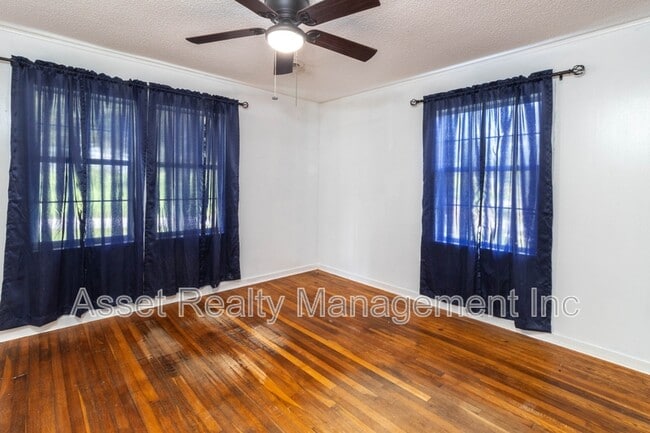 Building Photo - 817 Ridgeview Dr