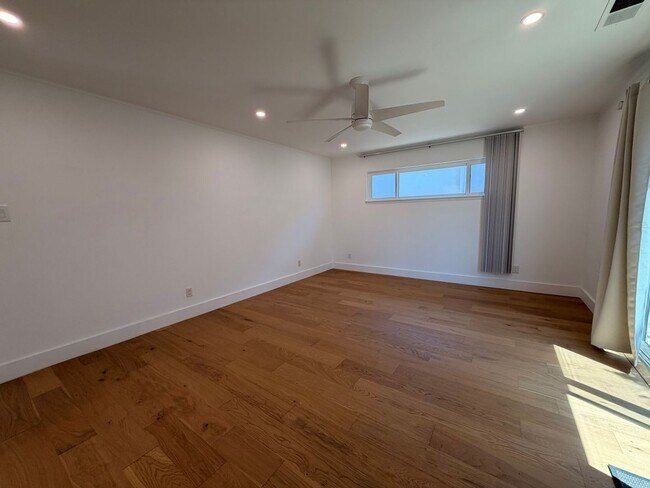 Building Photo - Spacious 4 Bedroom/2Bathroom Home in South San Francisco!