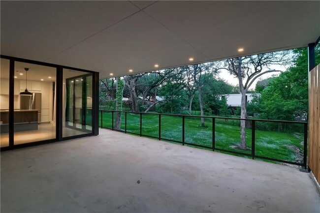 Building Photo - 9400 Shady Oaks Dr