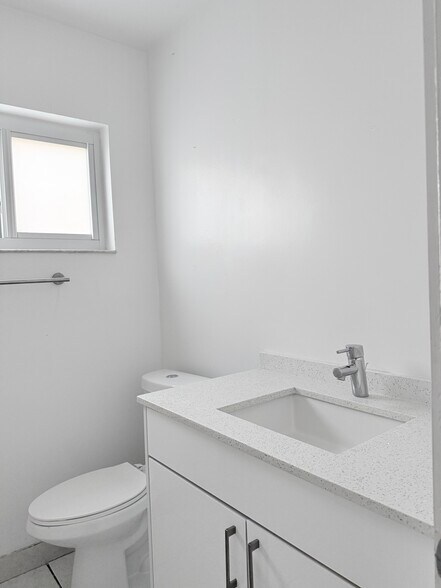 Building Photo - 4751 SW 43rd Ave