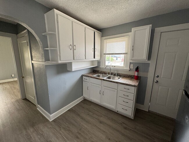 Building Photo - 2025-2027 Southeastern Ave