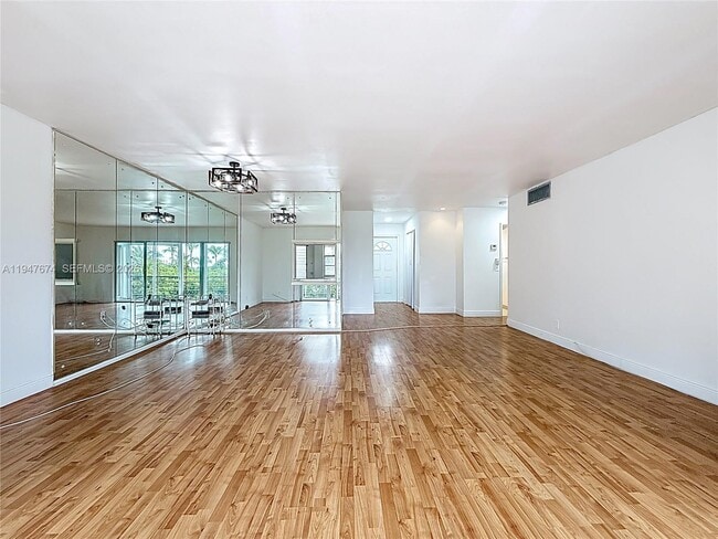 Building Photo - 1000 NE 14th Ave