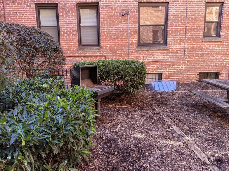 Courtyard - 1436 Meridian Plz NW