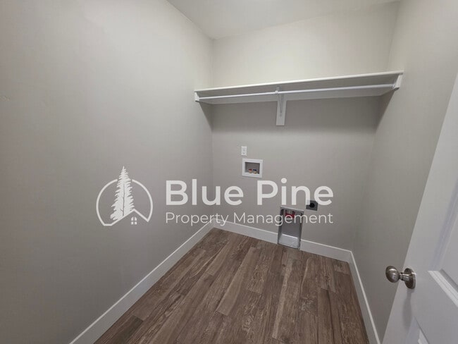 Building Photo - 4589 Blackstone Dr