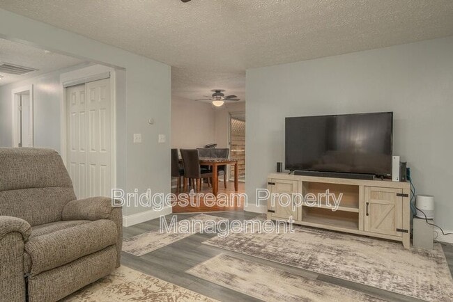 Building Photo - 5209 Pitcairn Rd