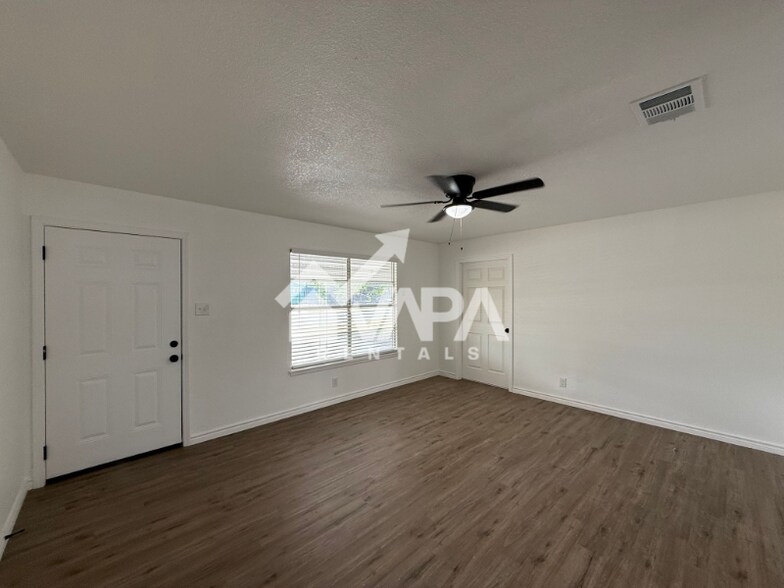 Building Photo - 315 Jamaica Dr