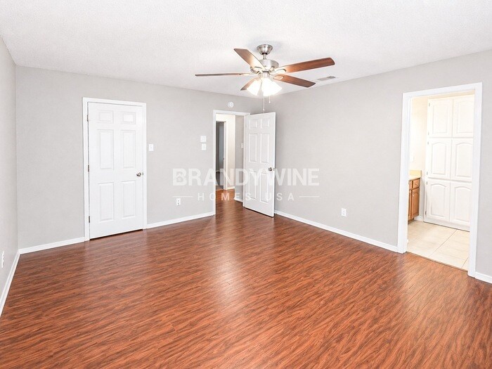 Building Photo - 5233 Hill Ridge Dr