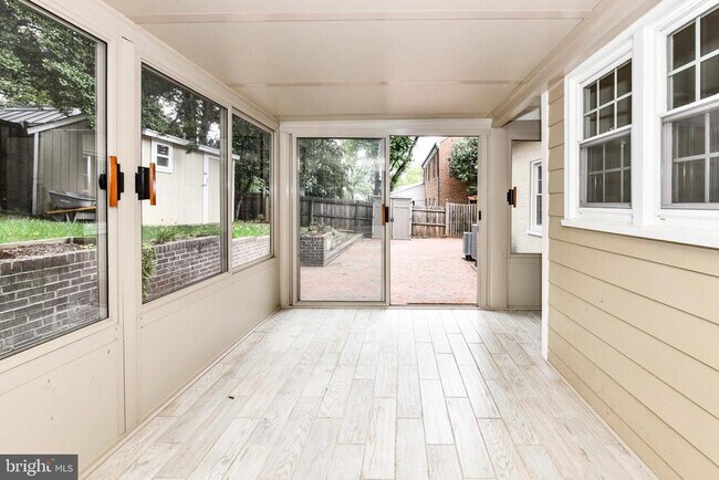 Building Photo - 6014 Fort Hunt Rd
