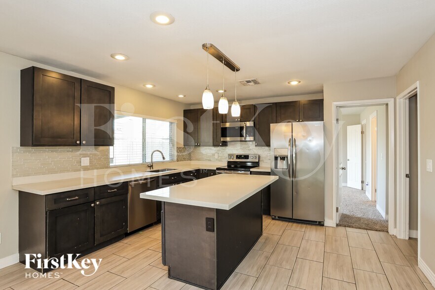 Building Photo - 4818 W Christy Dr