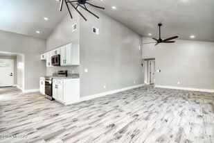 Building Photo - 892 E Glenn St