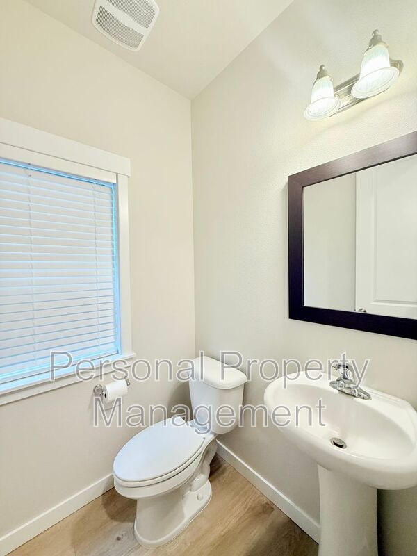 Building Photo - 18010 NE 47th Ave