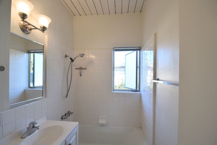 Building Photo - 13103 Moorpark St