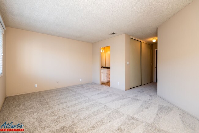 Building Photo - Sunburst Community | Condo | Garage | Balcony